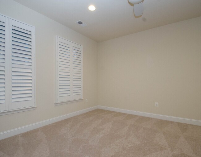 Building Photo - 45 Linden Pl
