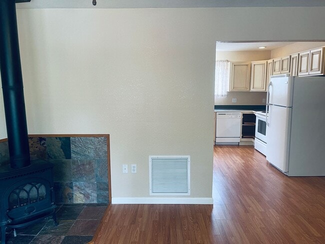 Building Photo - Charming 2-Bedroom in Candler with Large Y...