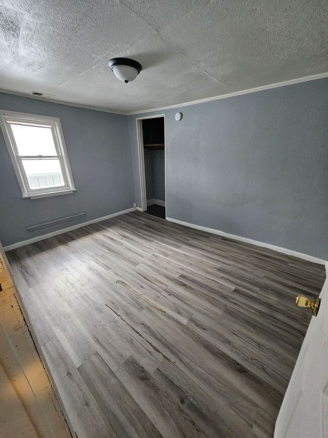 Building Photo - Upper 2 bedroom with gas included East Side