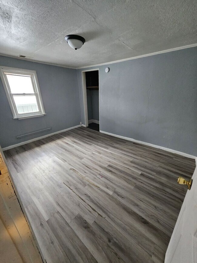 Foto del edificio - Upper 2 bedroom with gas included East Side