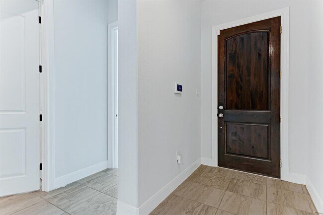 Building Photo - 620 Carriage House