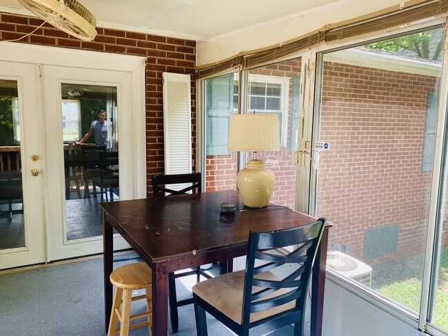 Foto del edificio - 4 bedroom house with large sunroom and porch