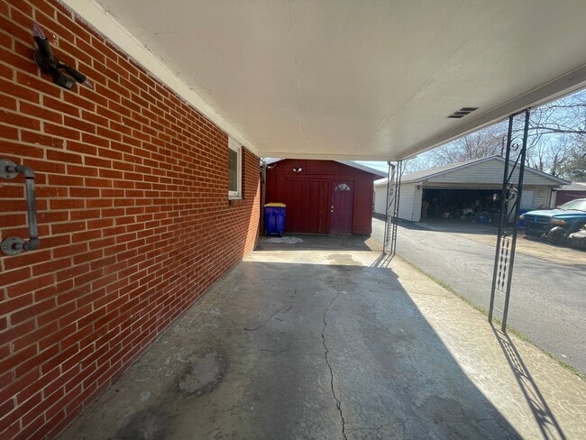 Building Photo - Brick 3 bed 1 bath home