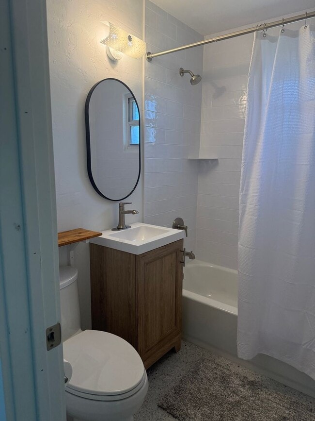 Building Photo - Adorable 2 bed + office/1 bath House with ...