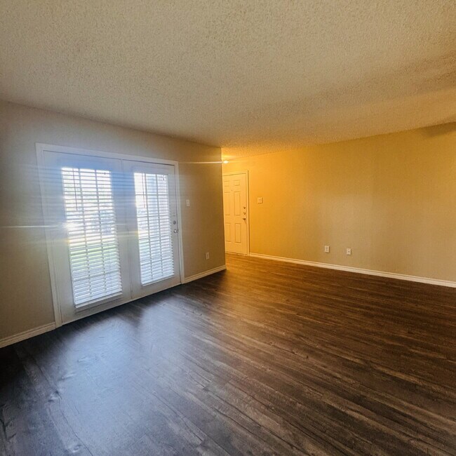 Foto del edificio - Welcome home to your new oasis at Camden Condominium in Groves, TX!