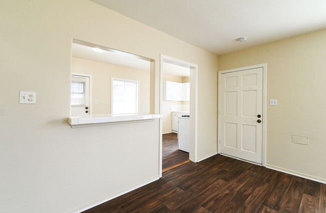 Building Photo - House - 2 Bedrooms / 1 Bathroom - Downey