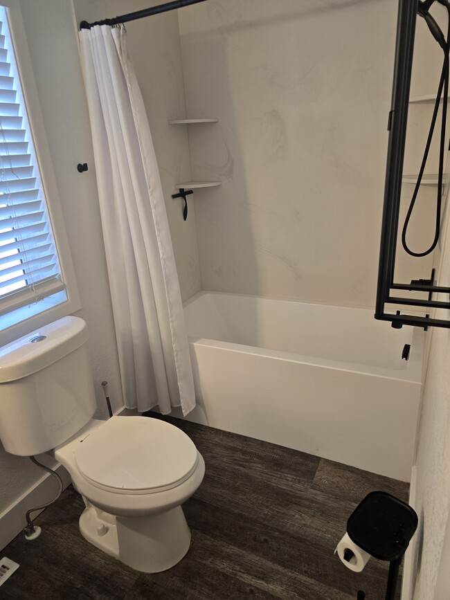 2nd floor bathroom has deep bathtub - 4716 W Kootenai St