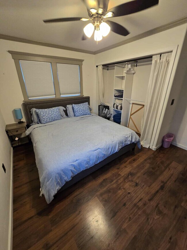 Dormitorio principal 1 con cama tamaño king - 2645 Garnet Ave