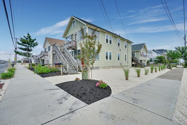Building Photo - 302 NE Central Ave