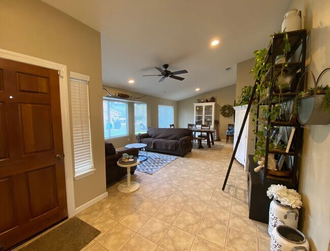 Building Photo - 51495 White Oak Dr