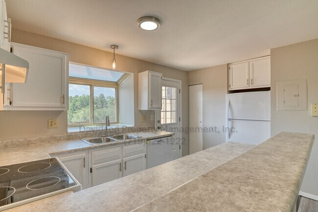 Building Photo - Charming Condo with Modern Upgrades in Roc...
