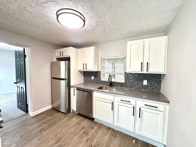 Foto del edificio - Updated 3 Bed, 1 Bath Home in Penn Hills - Quiet Street, Private Deck - Available Immediately!