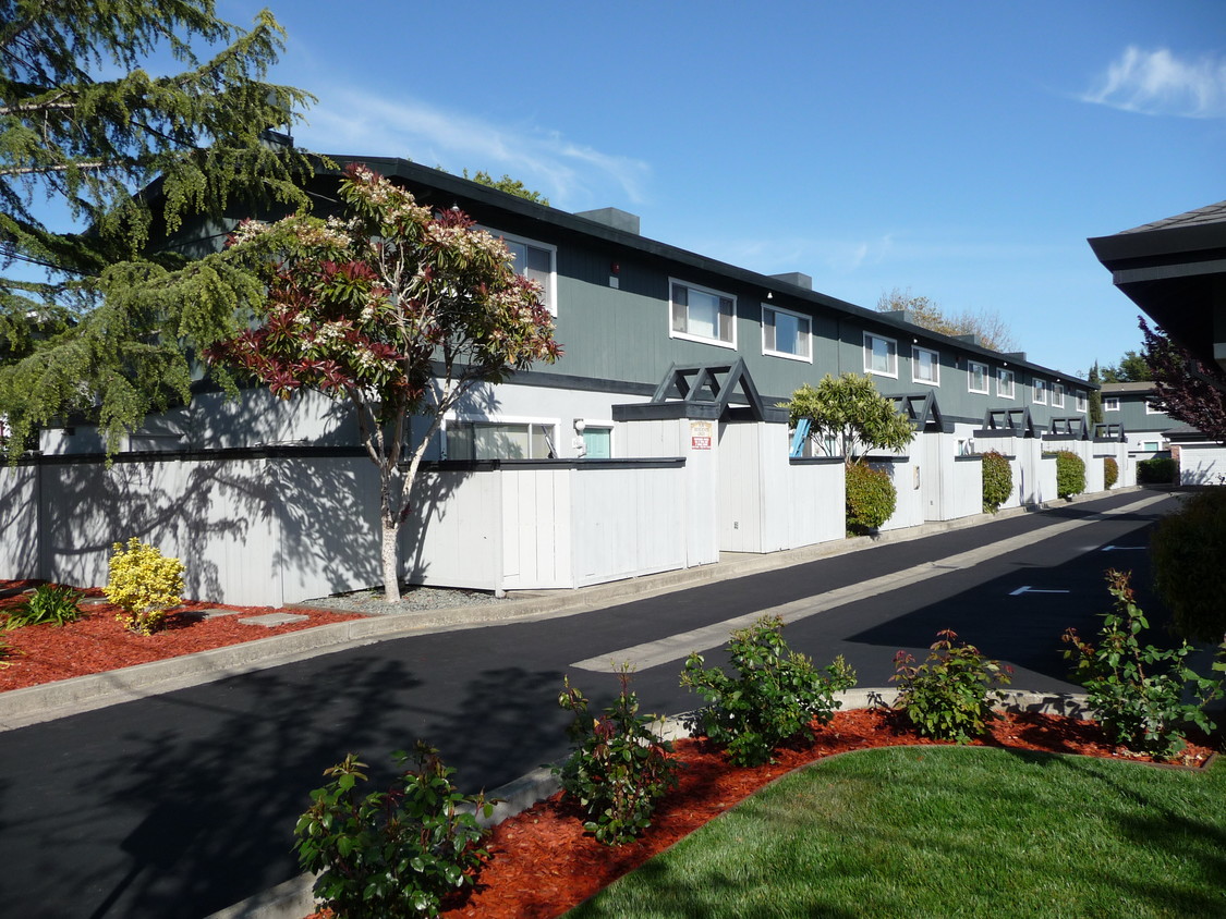 Primary Photo - Woodcreek Deluxe Townhomes