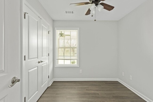 Building Photo - 855 Dodge St S E