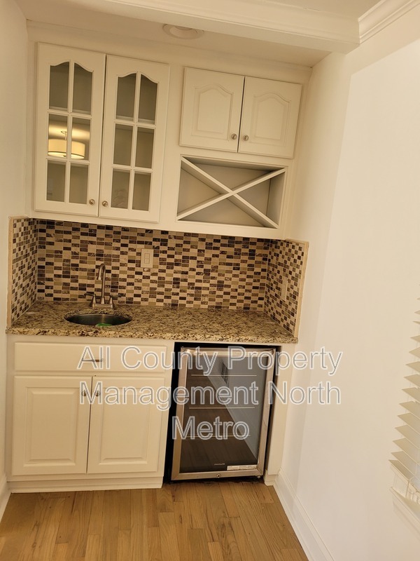 Foto del edificio - 180 Crestwood Ct