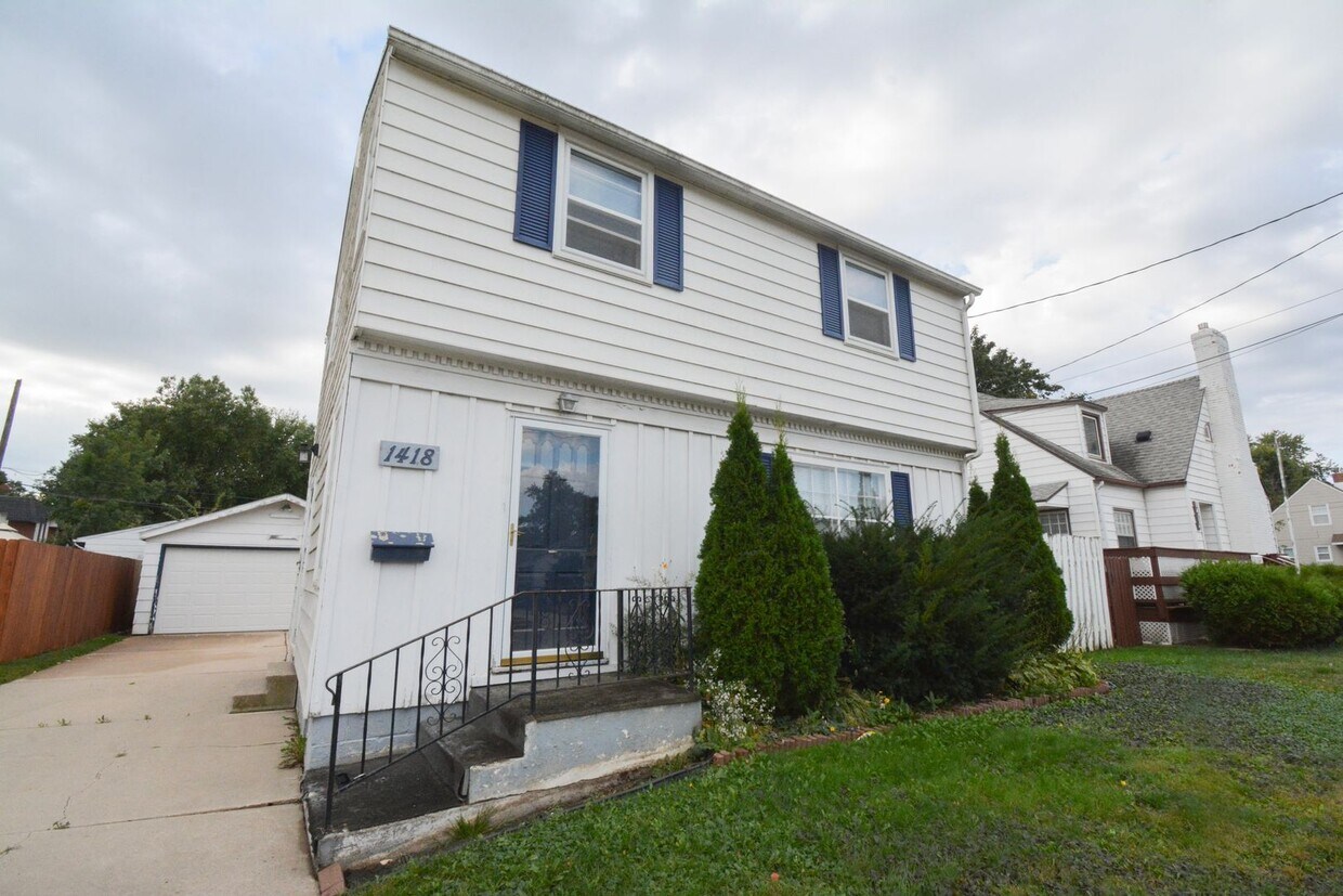 Primary Photo - Conveniently located 3 bed 1.5 with Fenced...