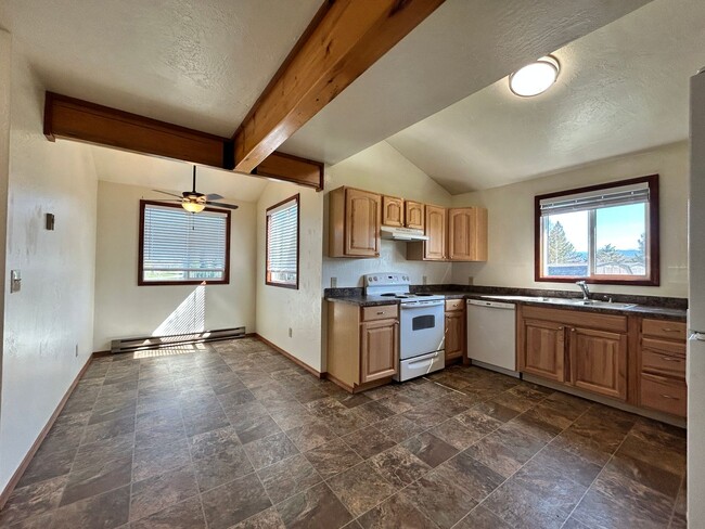 Foto del edificio - 2 bed, 1 Bath in Hamilton. Includes one ca...
