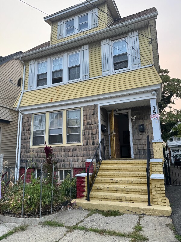 Building Photo - 35 Oak Ave