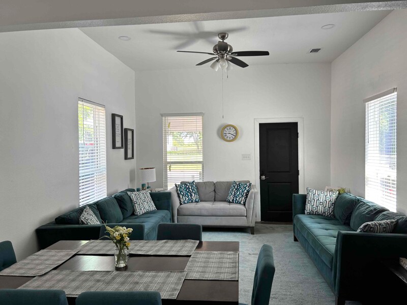 Foto principal - 206 E Brenham St