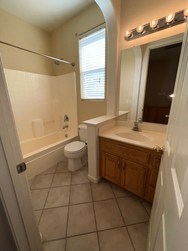 Foto del edificio - Charming 4BR/3BA/1921SF - Tenant Pays $195...