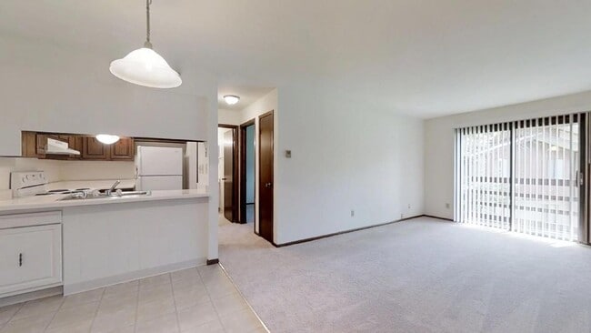 Building Photo - Lower 1 Bedroom 1 Bathroom Apartment Available