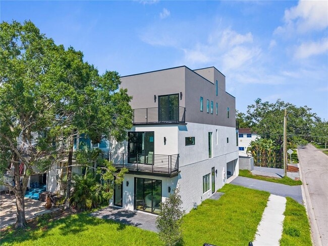 Building Photo - 426 S Oregon Ave
