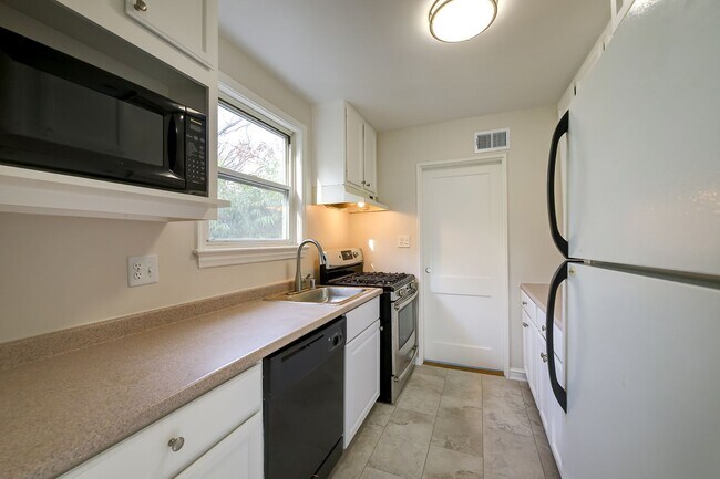 Foto del edificio - Charming 3BR Home with Fenced Backyard & Patio in Silver Spring