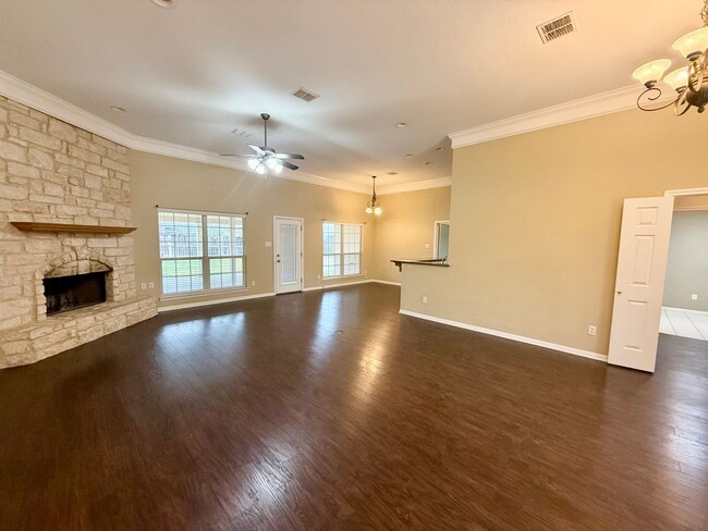 Foto del edificio - Spacious 4-Bedroom Home in Midway ISD