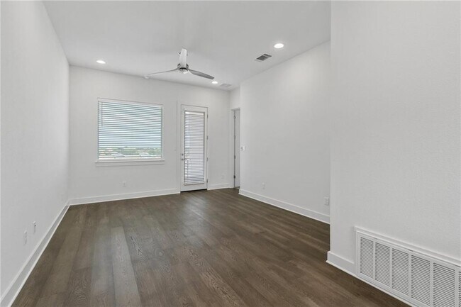 Foto del edificio - 2050 Lohmans Spur Rd