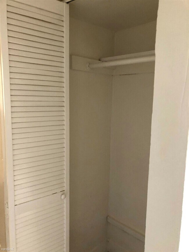 Building Photo - Studio, 1 bath  - 2030 NE 162nd St 4