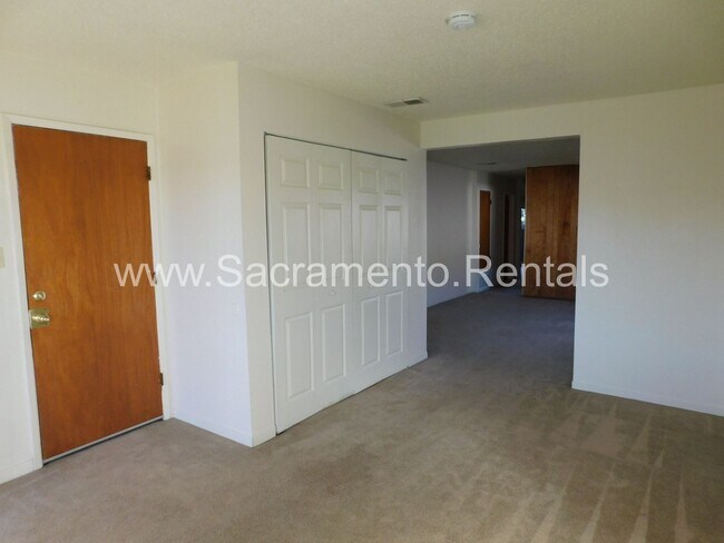 Foto del edificio - Spacious 2bd/1 ba Foothill Farms Duplex Wi...