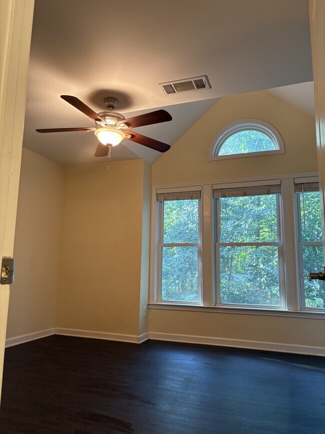 Foto del edificio - 5926 Long Branch Rd