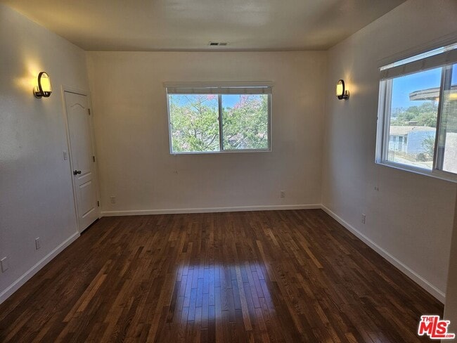 Building Photo - 1816 1/2 S La Brea Ave