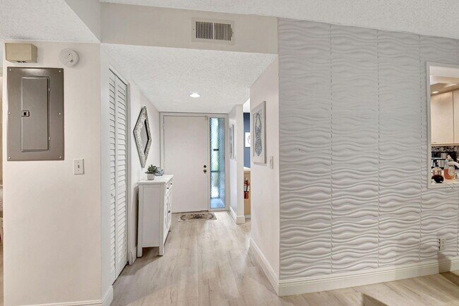 Foto del edificio - 5547 Fairway Park Dr