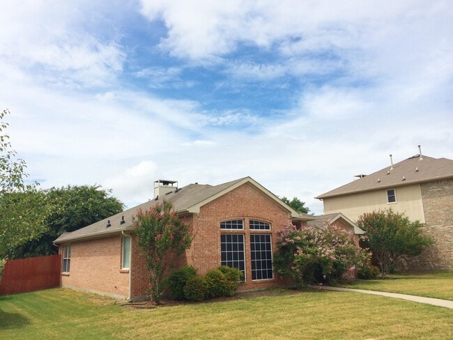 Building Photo - Spacious 3/2/2 in Allen! Laminate Wood Flo...