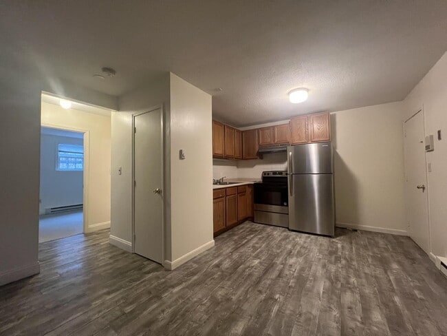 Building Photo - Price reduced! June 1st move in!
