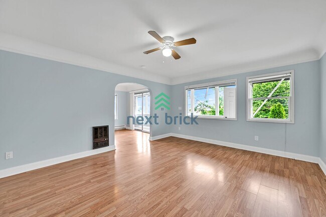 Building Photo - 4 BED & 2 BATH DUPLEX FOR RENT