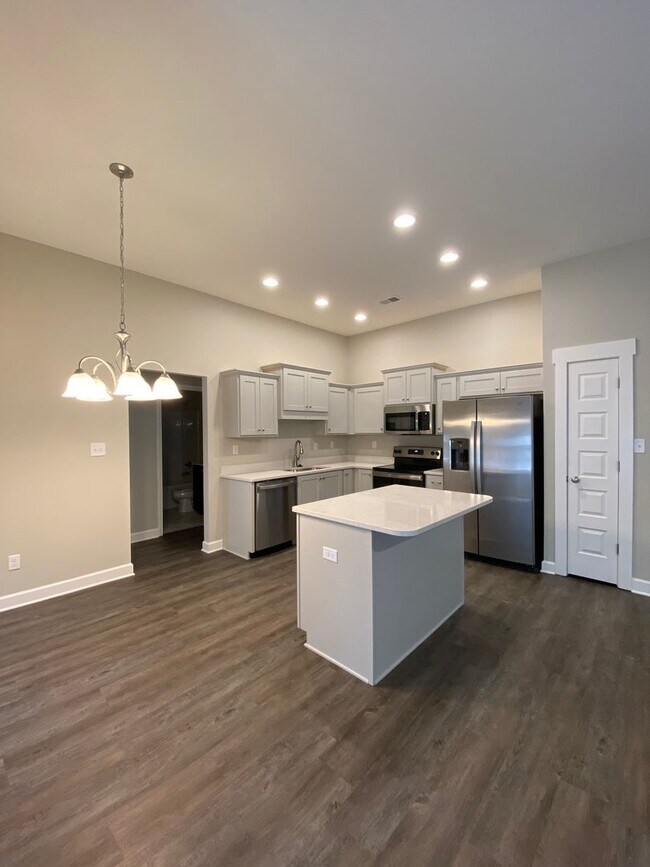 Building Photo - Beautiful home ready for move-in!