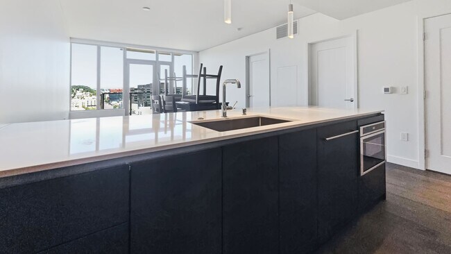 Foto del edificio - Luxury 1 Bed • 1 Bath at Spire Condominiums