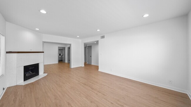 Foto del edificio - 9920 Robbins Dr