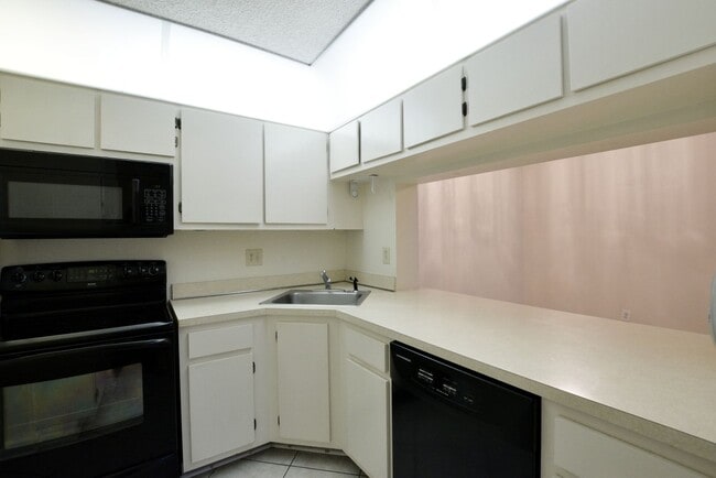 Building Photo - Spacious 2BR/2BA  Condo in Gated Community...