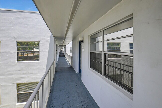 Foto del edificio - 74 Normandy B