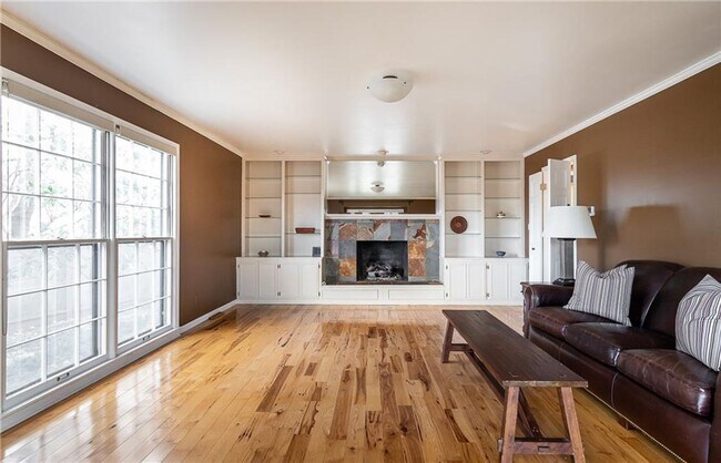 Foto del edificio - {5219} Located in Sunset Hill + 2 Story + ...