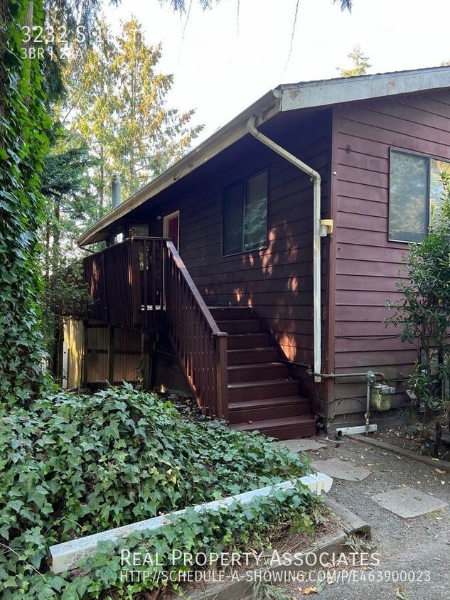 Foto principal - 3 Bedroom Home in SeaTac on Huge Lot!