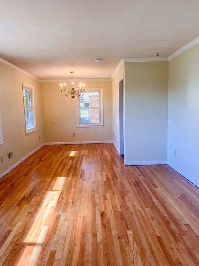 Building Photo - 2117 Clairmont Dr.