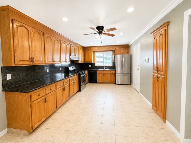 Building Photo - Welcome to this stunning 3 bedroom, 2 bathroom home located in Fremont