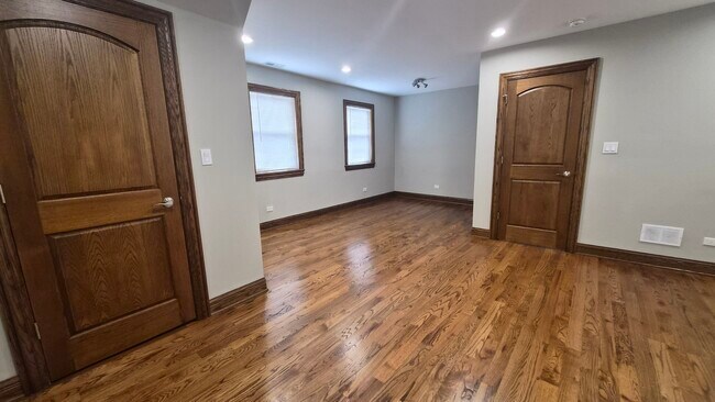 Foto del edificio - 3238 N Hamlin Ave