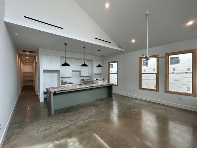 Building Photo - 1717 Airline Dr