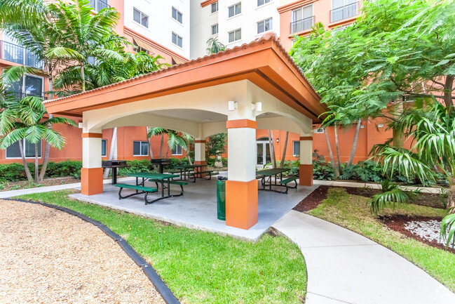 Picnic Area - Lafayette Square Apartments