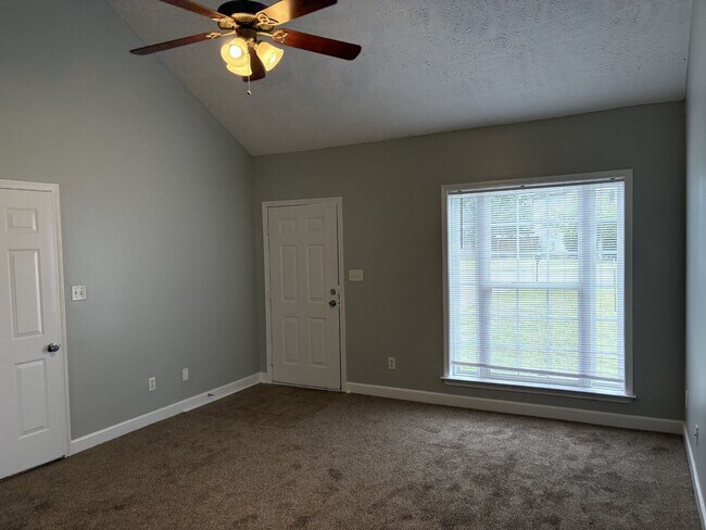 Building Photo - 3BR 2BA Convenient to Interstate, Cason Ln...
